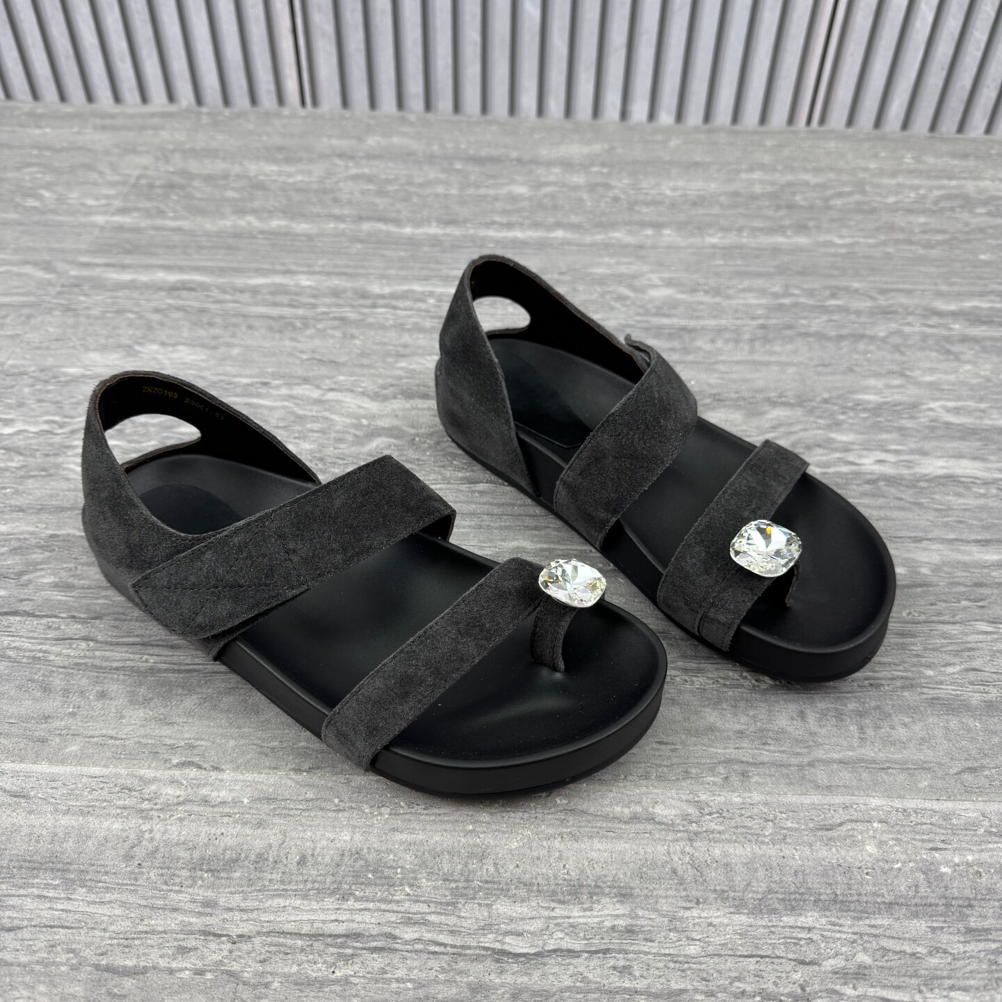 欧洲站欧货2026夏季新款时尚水钻套趾凉鞋魔术贴平底磨砂皮凉拖女