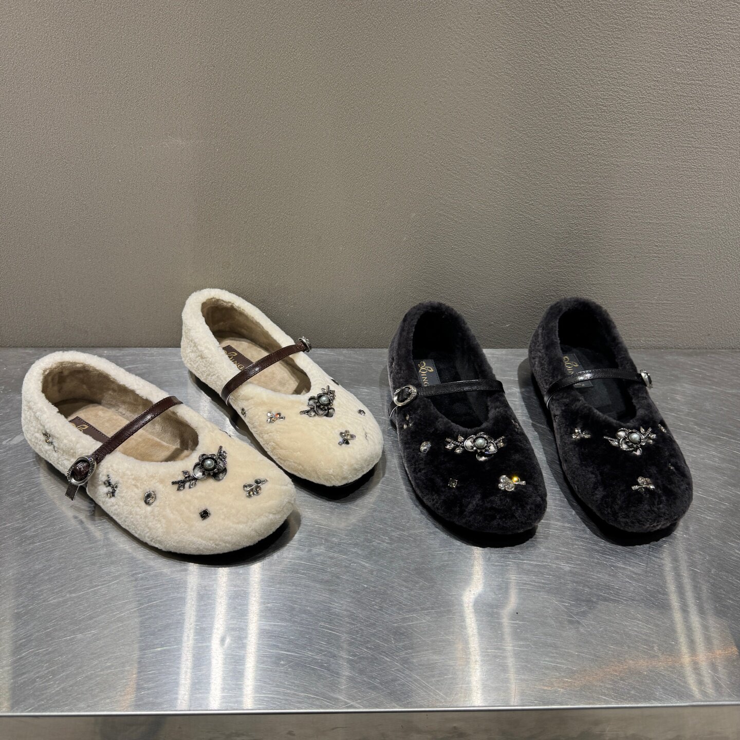 欧洲站冬季毛绒平底搭扣乐福女鞋