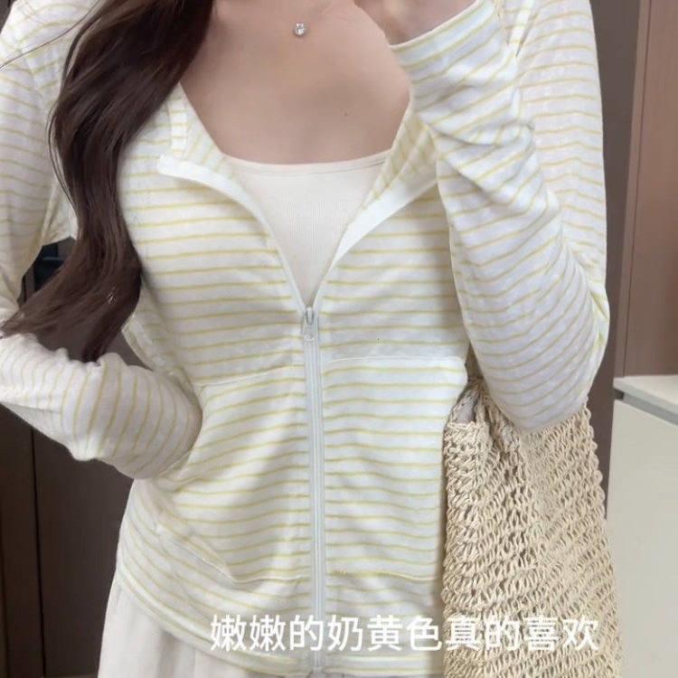 奶黄色温柔条纹开襟外套