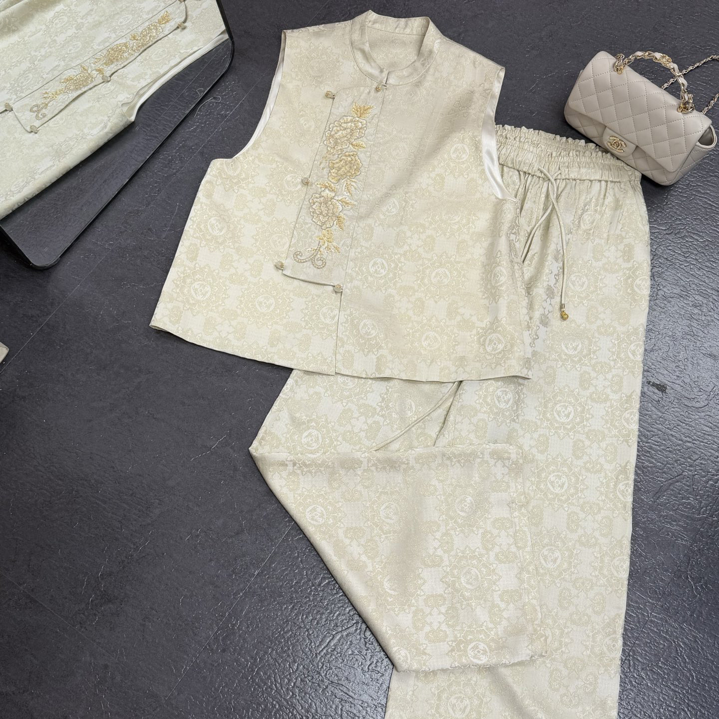 新中式重工刺绣马甲套装女桑蚕丝国风盘扣无袖上衣阔腿裤两件套