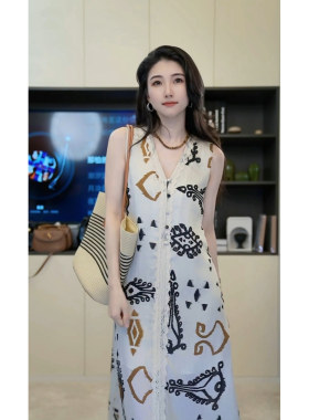 小乖逃V领无袖海底世界排扣杏色连衣裙小鱼直筒裙S25328