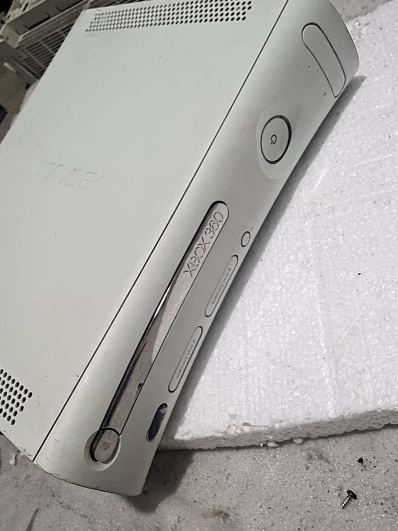 XBOX360游戏机成色看图外壳无破损没有电源线裸机