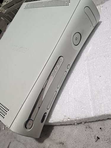 XBOX360游戏机成色看图外壳无破损没有电源线裸机