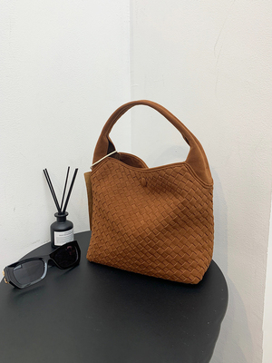 磨砂麂皮绒编织水桶包手拎托特包