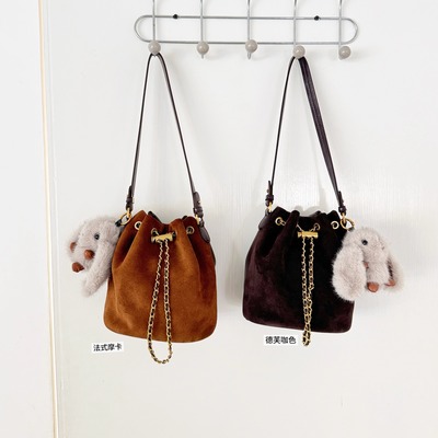 麂皮绒水桶包磨砂真皮斜挎饺子包