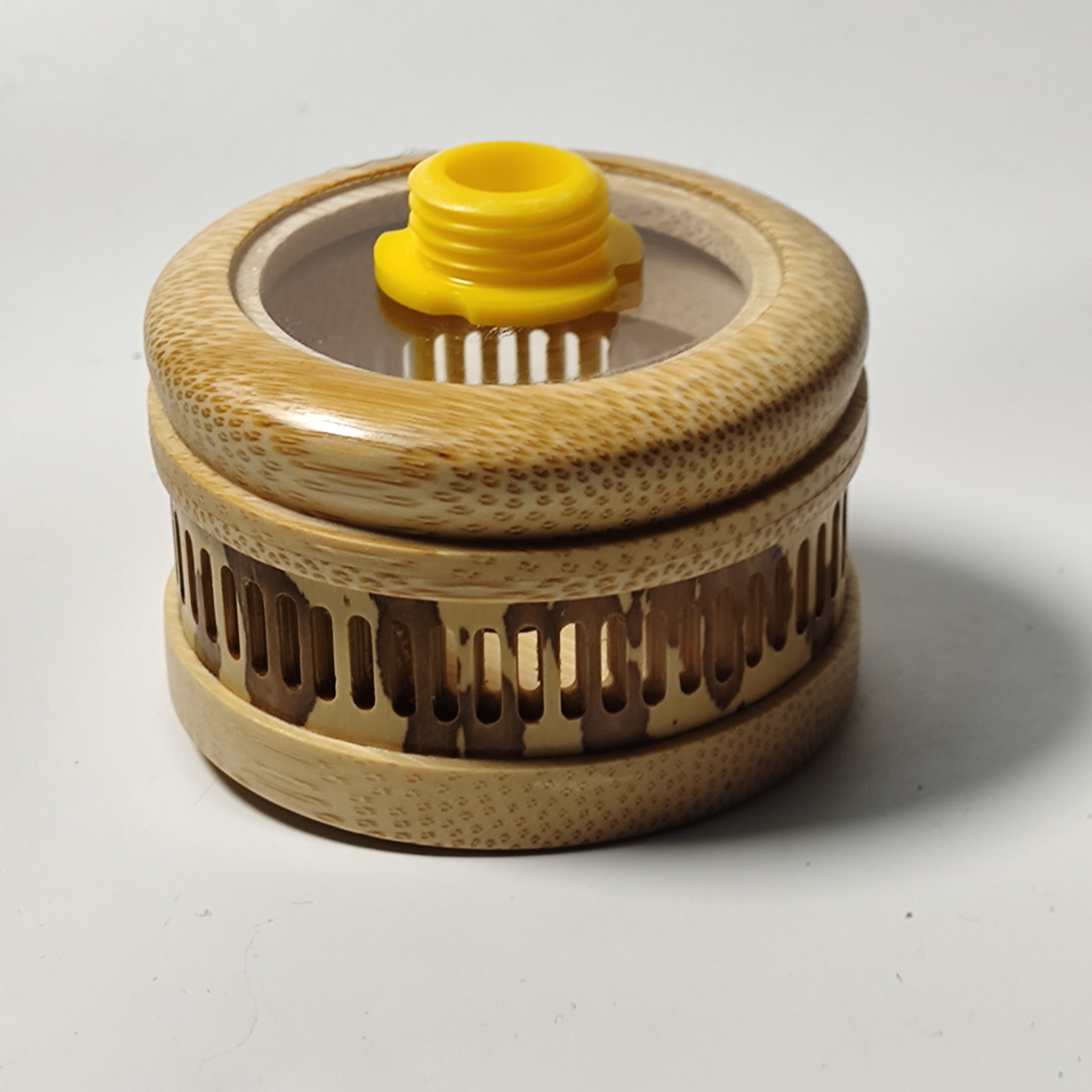 精品纯手工精打磨梅妃竹雕刻镂空虫具把玩件收藏送礼工艺叫罐虫盒