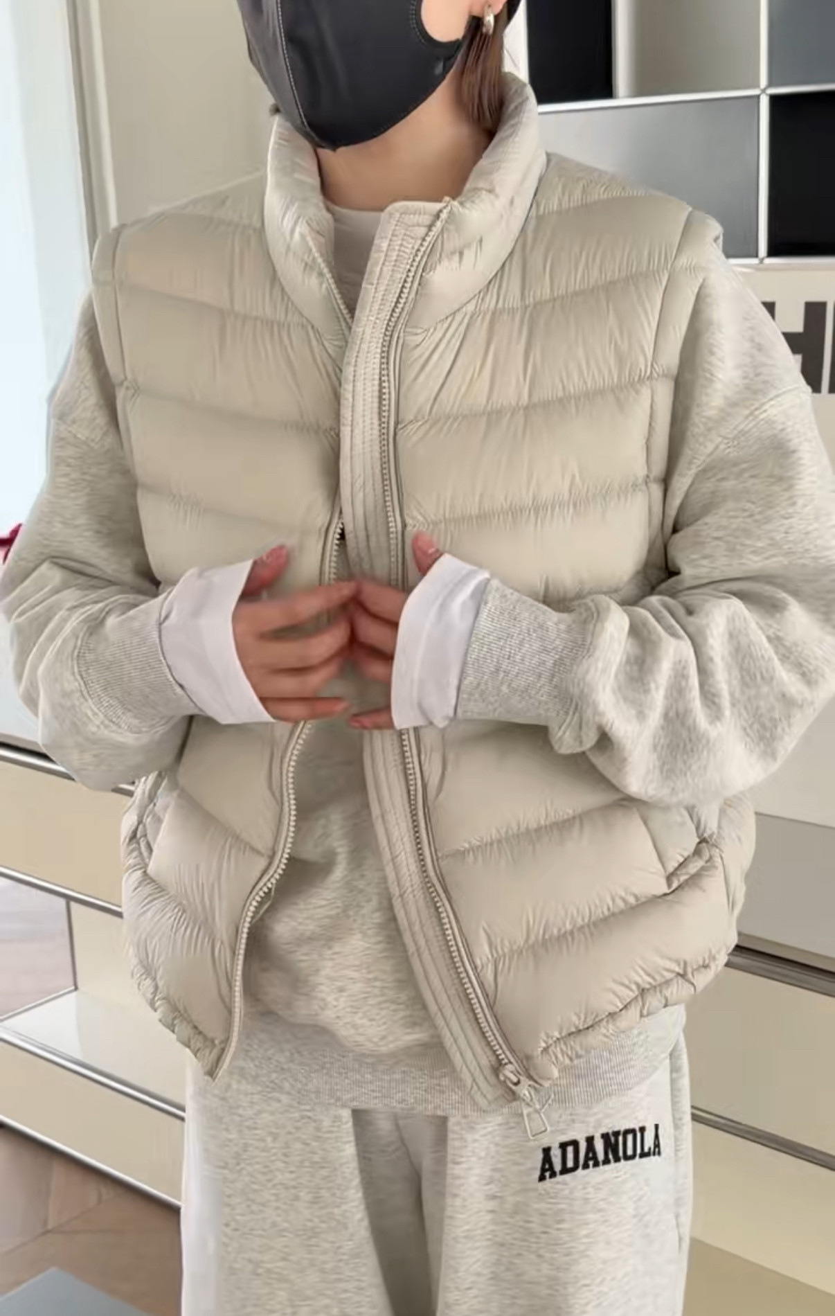 妍西家 诗歌兰女装25冬款18401百搭米杏立领轻薄排骨羽绒马甲外套