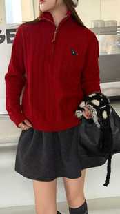 妍西家 诗歌兰女装26早春款8107时尚气质红色半拉链小马麻花毛衣