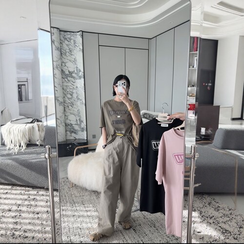 妍西家 诗歌兰女装26夏26181时尚卡其色圆领短袖T恤字母印花可退