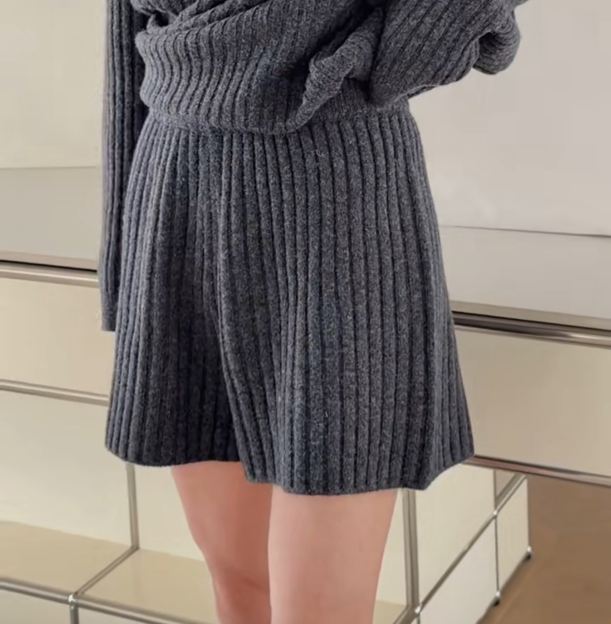 妍西家 诗歌兰女装25冬款85906时尚百搭深灰松紧腰宽条纹针织短裤