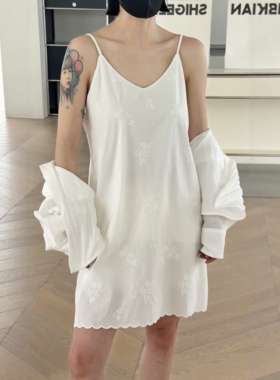 妍西家 诗歌兰女装26夏4093时尚白色吊带连衣裙绣花侧边短款可退