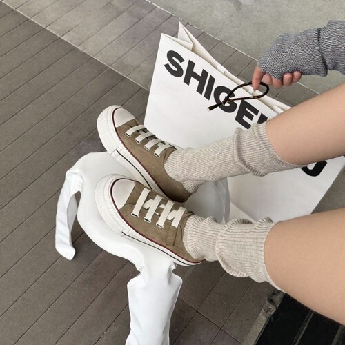妍西家 诗歌兰女装26秋款时尚百搭真皮卡其色厚底休闲板鞋52007