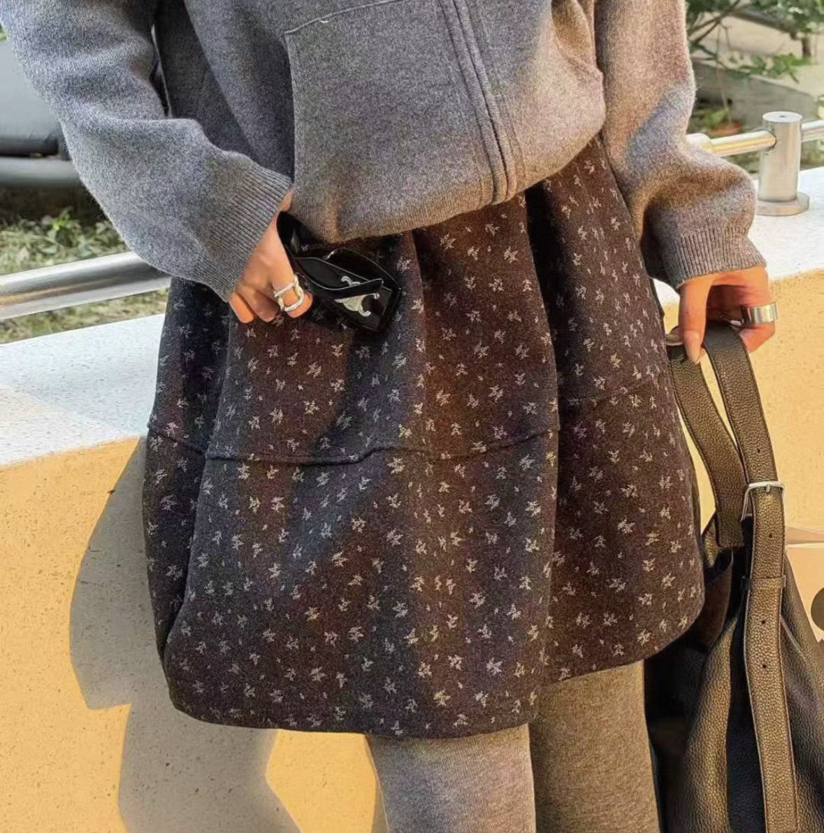 妍西家 诗歌兰女装25冬款113-867时尚深灰色松紧腰碎花蓬蓬半身裙