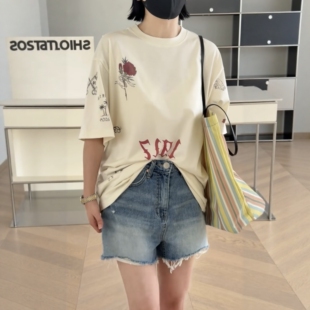 妍西家 诗歌兰女装26夏58698时尚欧货米杏色短袖T恤玫瑰花可退换