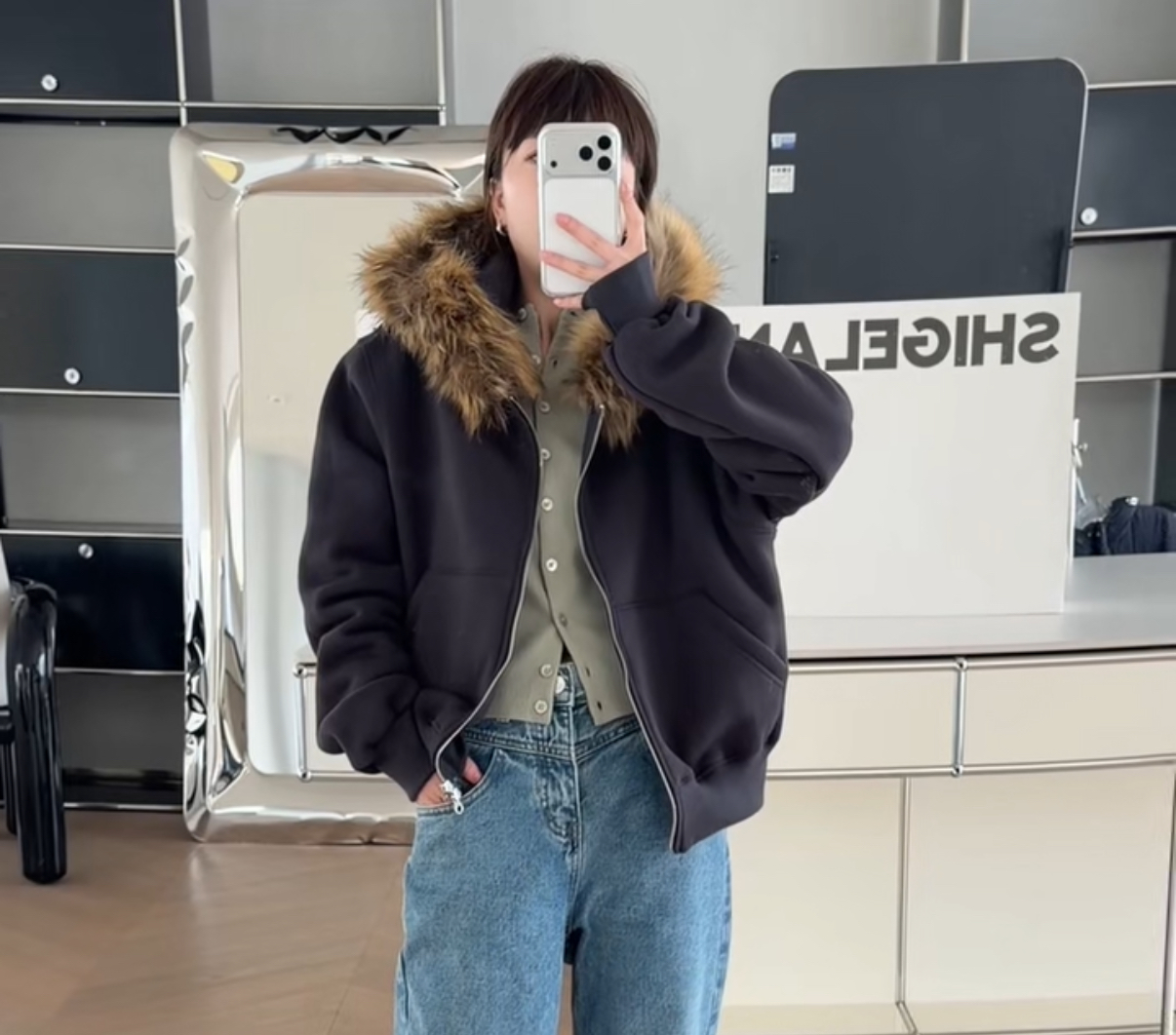 妍西家 诗歌兰女装25冬款15230气质黑色连帽毛领短款加绒卫衣外套