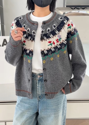 妍西家 诗歌兰女装25冬款8259时尚气质灰色排扣小花朵针织开衫女