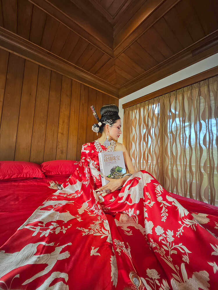 我是朱丽叶原创真丝素绉朱砂红孔雀舞新国风仙女袖连衣裙