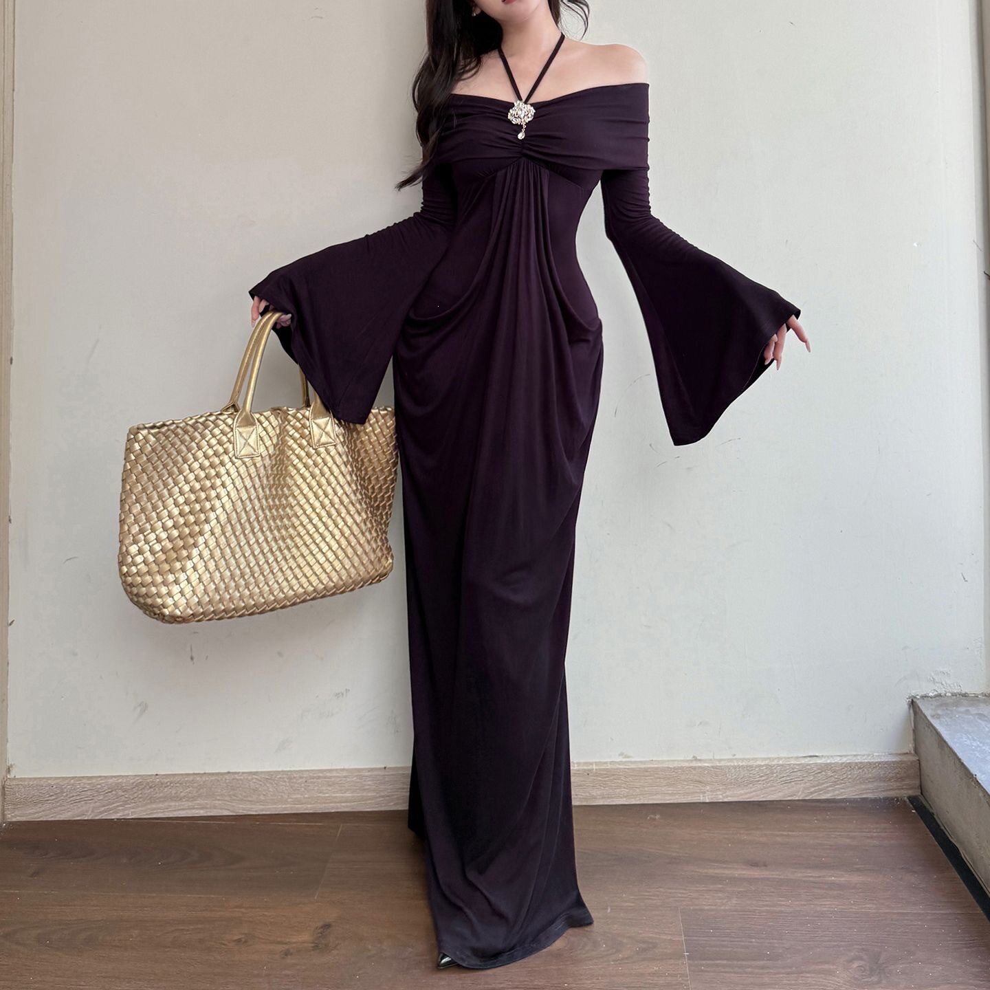 2026秋季露肩性感名媛风礼服肩喇叭袖紫色连衣裙气质优雅包臀长裙