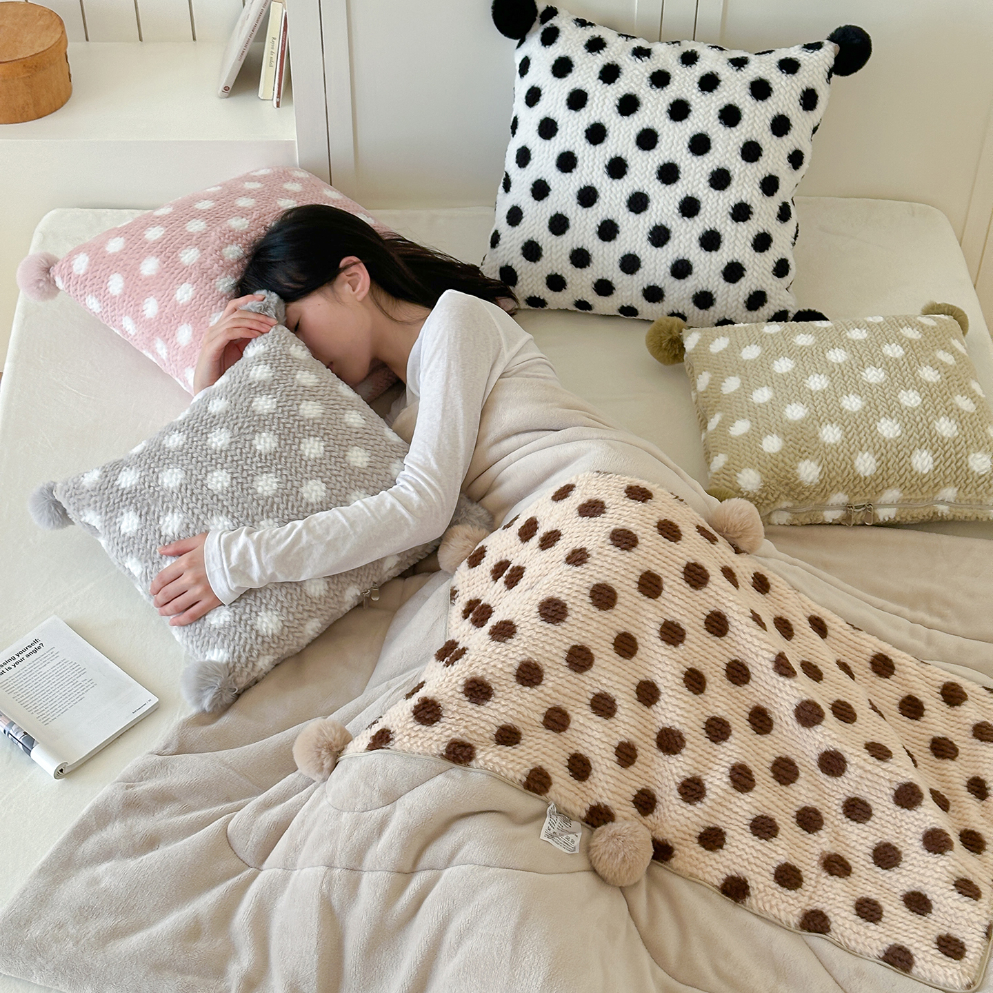 牛奶绒两用抱枕被靠垫枕头被