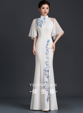 新中式飞飞袖白色旗袍晚礼服女长款鱼尾修身模特队走秀演出服绣花