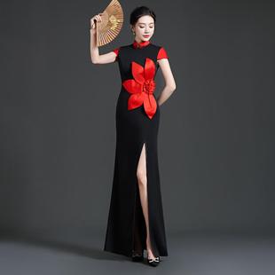 高端优雅鱼尾开叉中国风宴会晚礼服长款黑色模特走秀演出服大红花