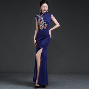 藏青色模特走秀舞台演出服 礼服2023新款 中式 改良鱼尾开叉旗袍长款