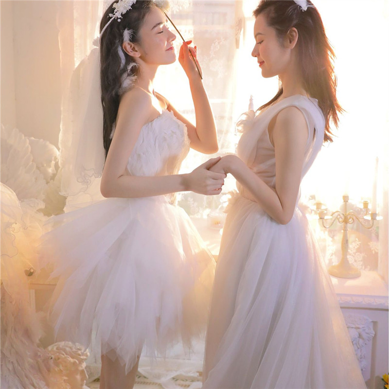 影楼主题写真服闺蜜好姐妹私欲摄影抹胸羽毛裙白色工作室私房港风