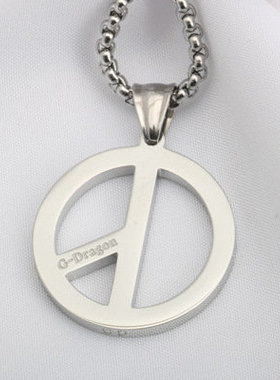 日韩版欧美款明星同款发型师反战和平吊坠钛钢男女项链情侣毛衣链