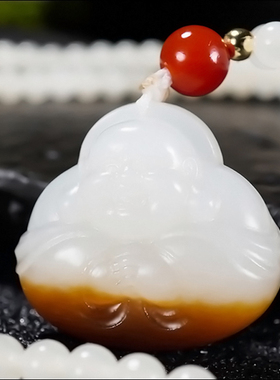 新疆大师张亚龙作品和田玉且末料一口糖羊脂玉抱抱佛挂件25.25克