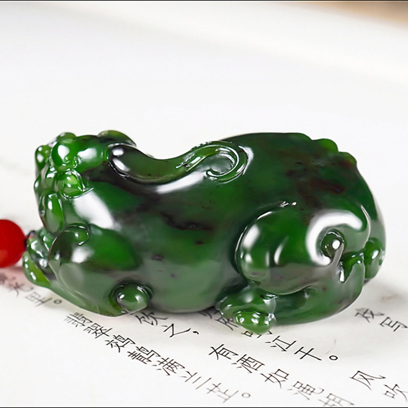大师张亚龙和田玉俄料阳绿7号矿聚红皮碧玉貔貅挂件36.69克