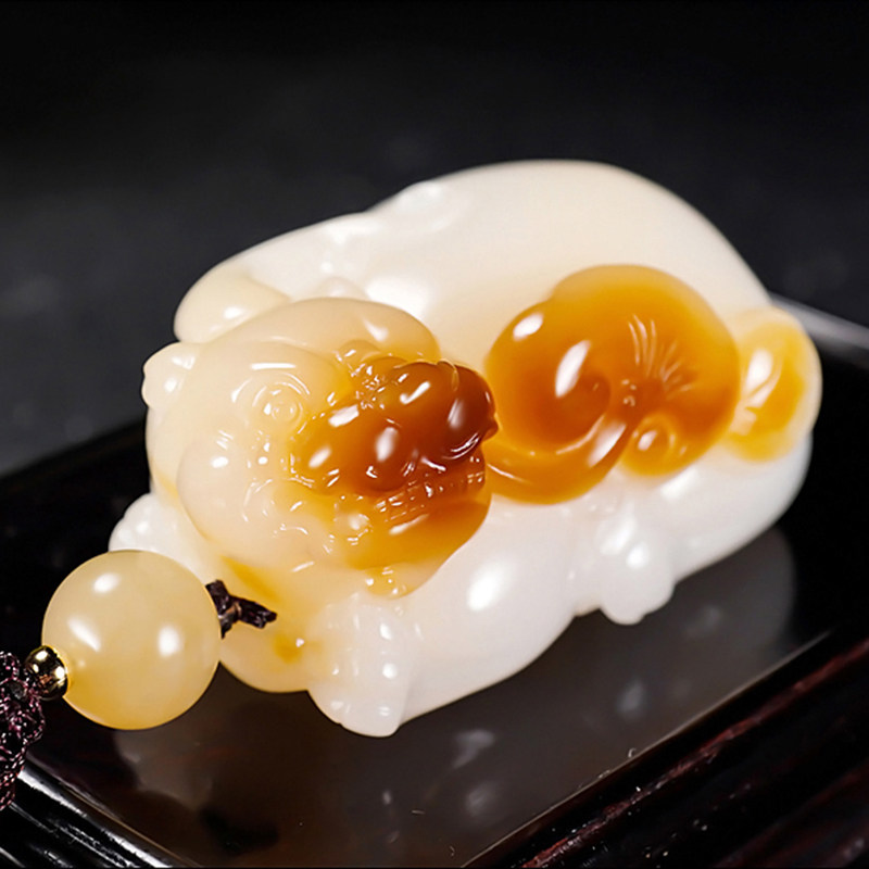 新疆大师张亚龙作品和田玉且末料糖羊脂白玉貔貅挂件78.10克