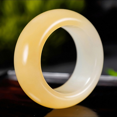 新疆大师冯立辉作品和田玉且末糖羊脂白玉扳指戒指8.82克内径18mm