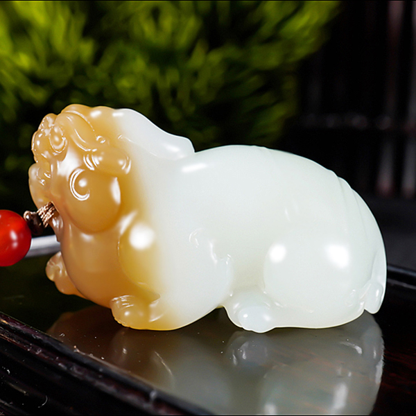 新疆大师张亚龙作品 和田玉且末金山料糖羊脂白玉貔貅28.77克
