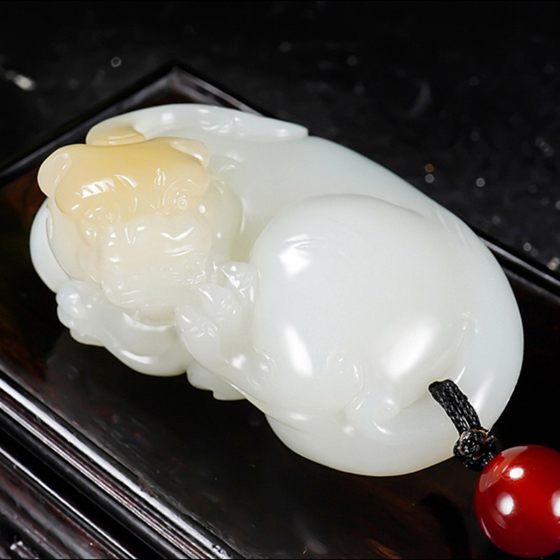 新疆大师张亚龙作品和田玉且末料金山糖白玉回头貔貅把件101.78克