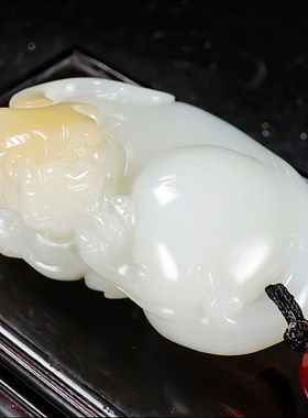 新疆大师张亚龙作品和田玉且末料金山糖白玉回头貔貅把件101.78克