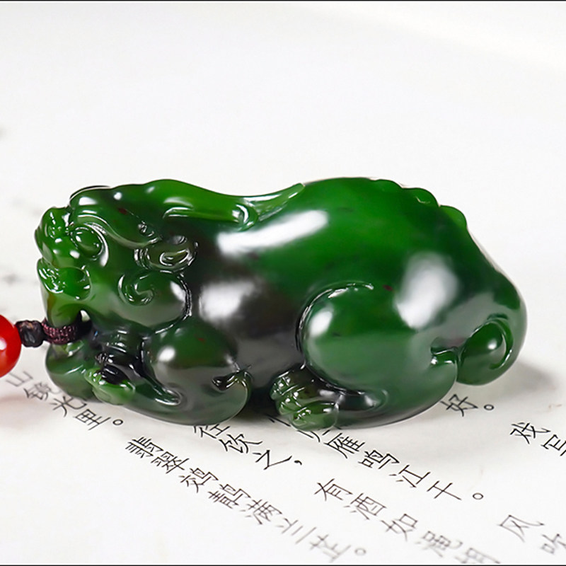 大师张亚龙和田玉俄料阳绿7号矿聚红皮碧玉貔貅挂件36.02克