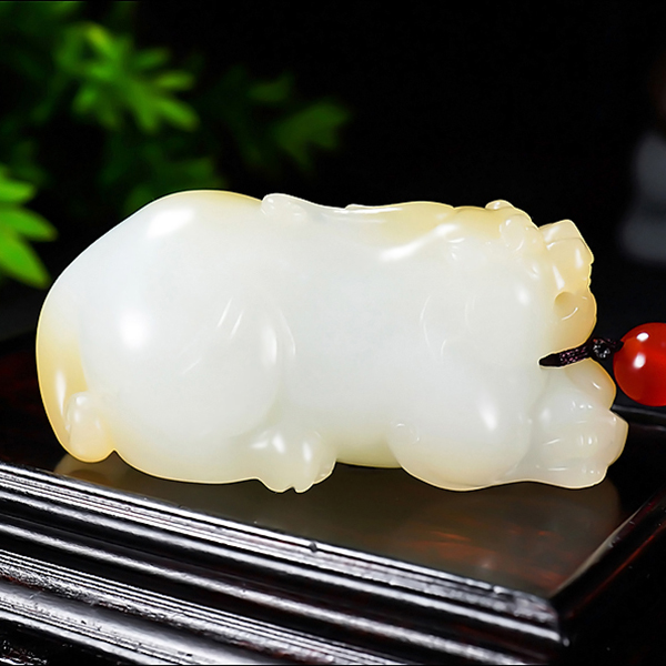 新疆大师张亚龙作品和田玉且末料糖羊脂白玉貔貅挂件66.08克