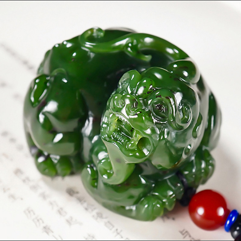 新疆大师张亚龙和田玉俄料阳绿7号矿红皮碧玉貔貅把件165.34克