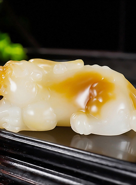 新疆大师张亚龙作品和田玉且末金山料糖羊脂白玉貔貅挂件48.60克