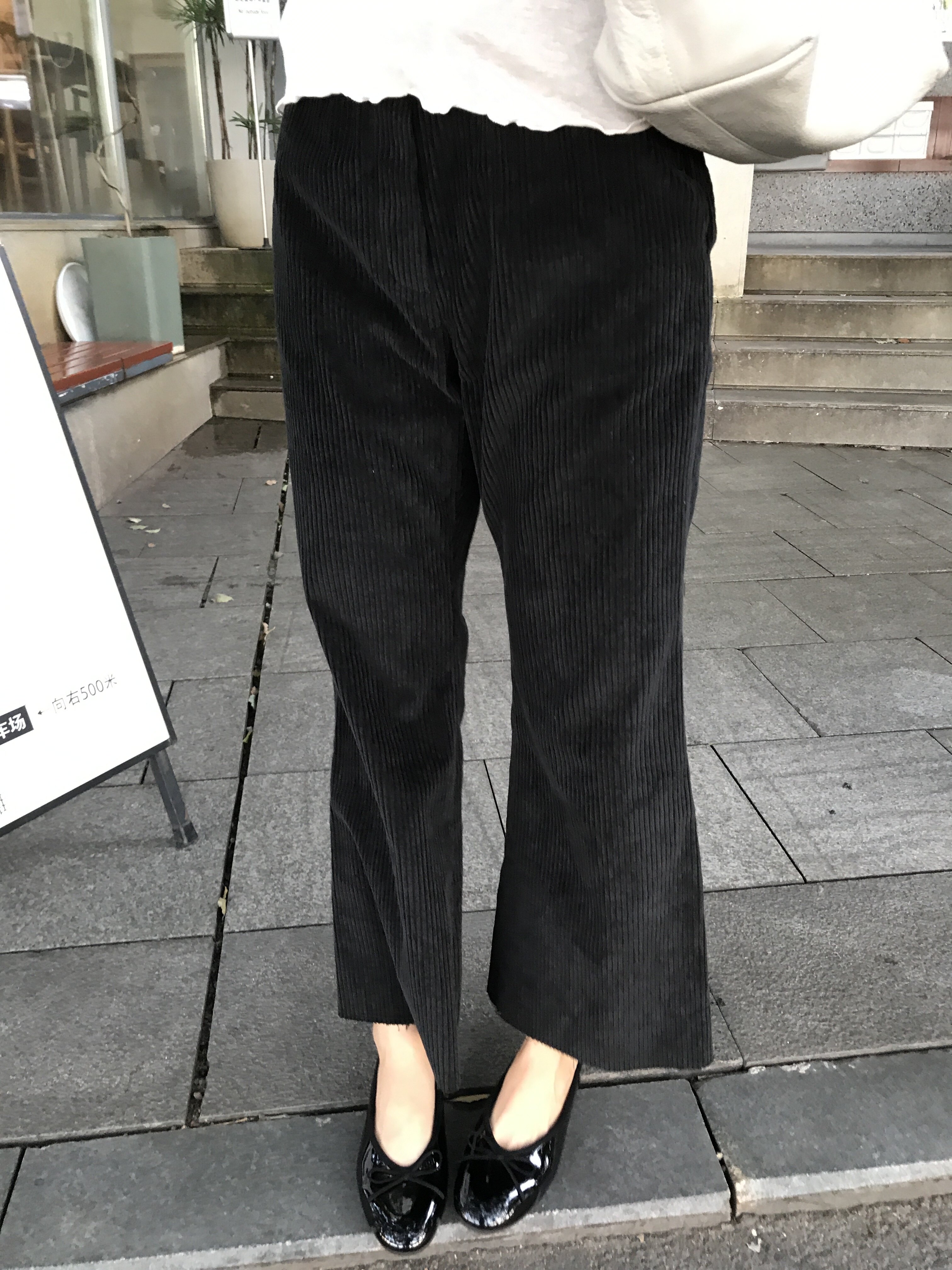 鱼没放 本期宝藏单品 巨好穿的灯芯绒微喇直筒裤 毛边设计
