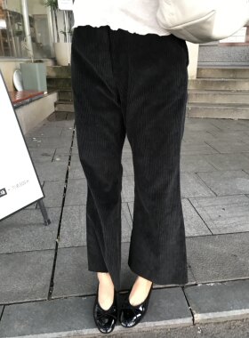 鱼没放 本期宝藏单品 巨好穿的灯芯绒微喇直筒裤 毛边设计