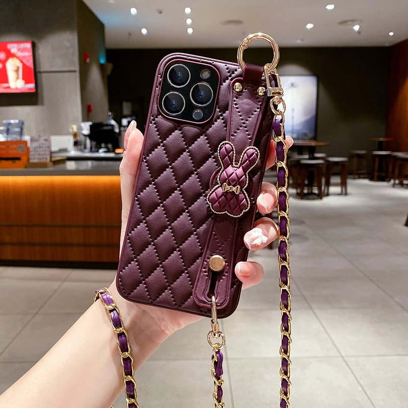 高级感小香风适用iPhone16ProMax手机壳16Pro皮革腕带16苹果15斜挎挂绳13pro保护套镜头全包14plus硅胶防摔12