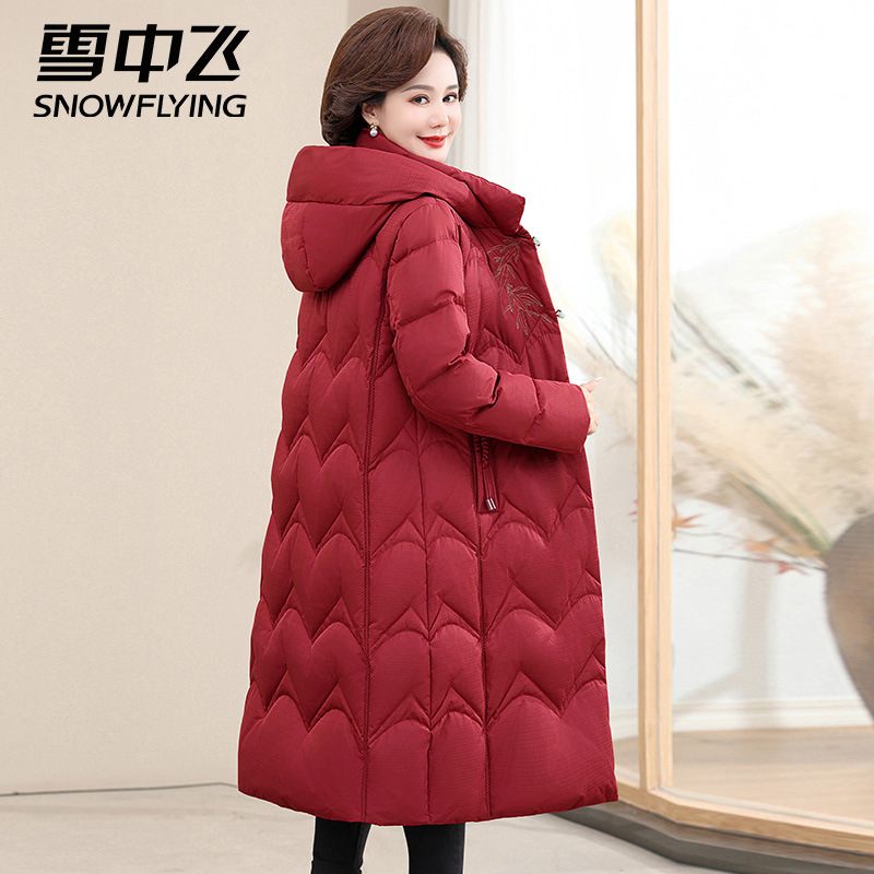 红色中年妈妈羽绒服冬季新款连帽长款过膝中老年外套女