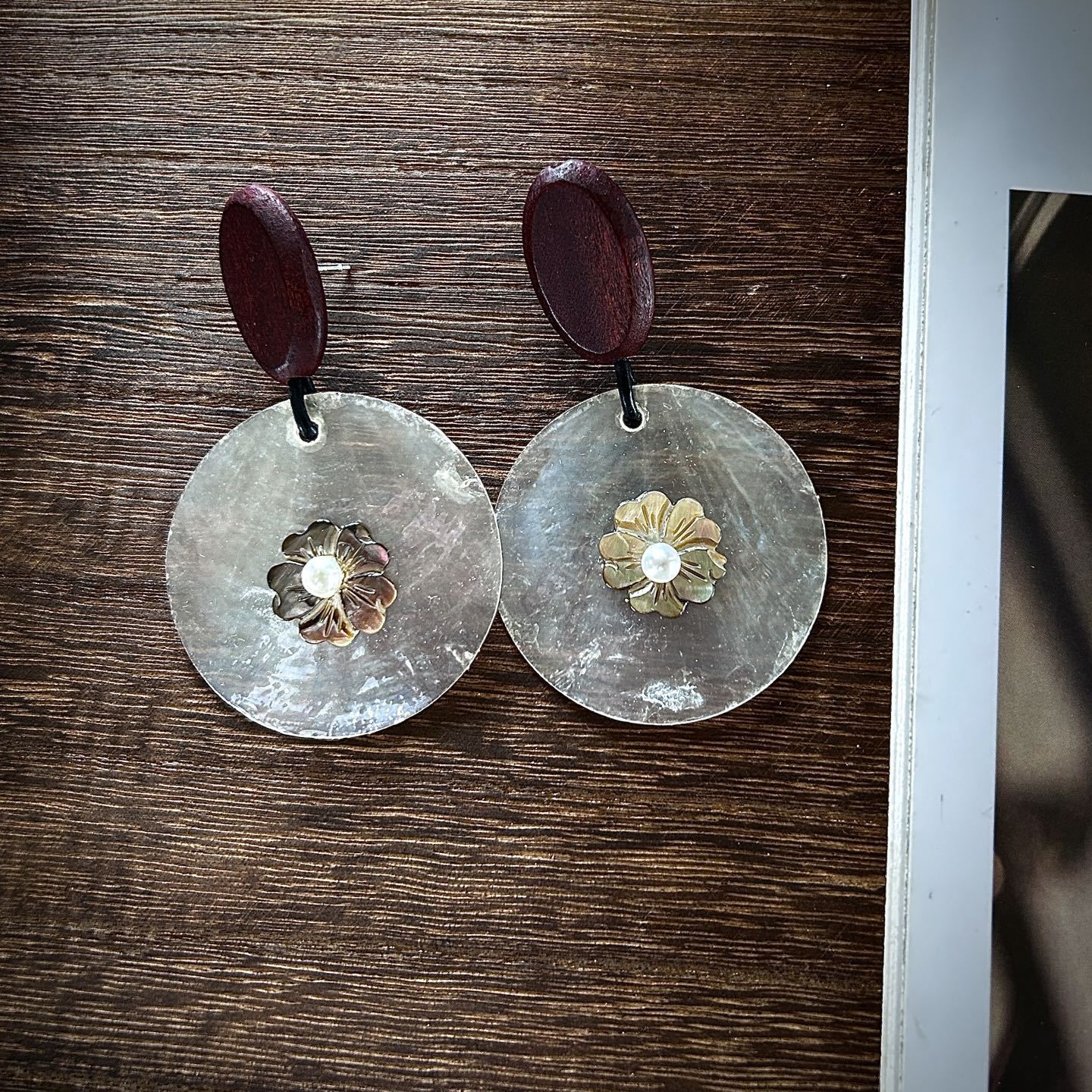 Monies风天然贝母黑碟贝雕刻花珍珠耳环木质耳环夸张耳钉手工耳环