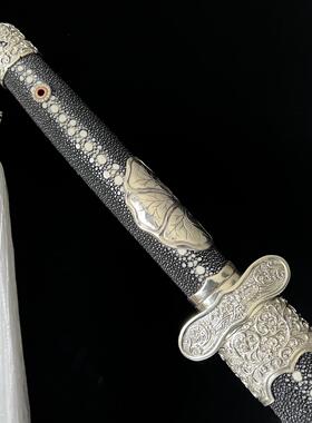 【白缨刀】白铜精修装具排珠鱼皮鞘七枚合夹钢覆土烧刃刀身 未开