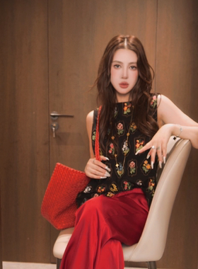 Gyantong郭彦彤【伊甸园】黑色背心花朵刺绣麻感轻薄上衣DDL84