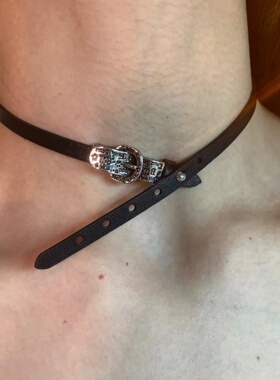两戴款 涂鸦吊坠皮带扣choker女黑色皮革项圈日常百搭颈链辣妹风