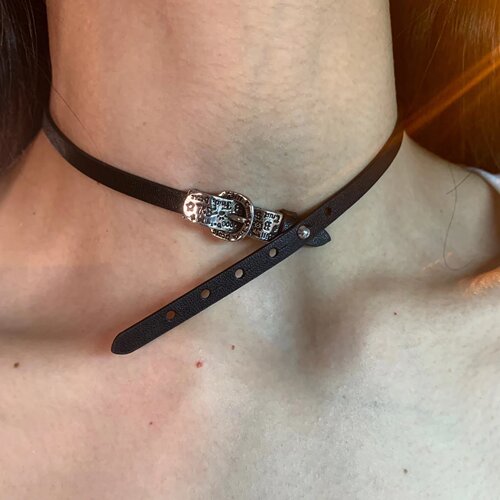 两戴款涂鸦吊坠皮带扣choker