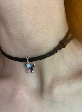 彩釉蝴蝶choker颈链女细款黑色软皮革项圈显脖子细锁骨链高级感潮