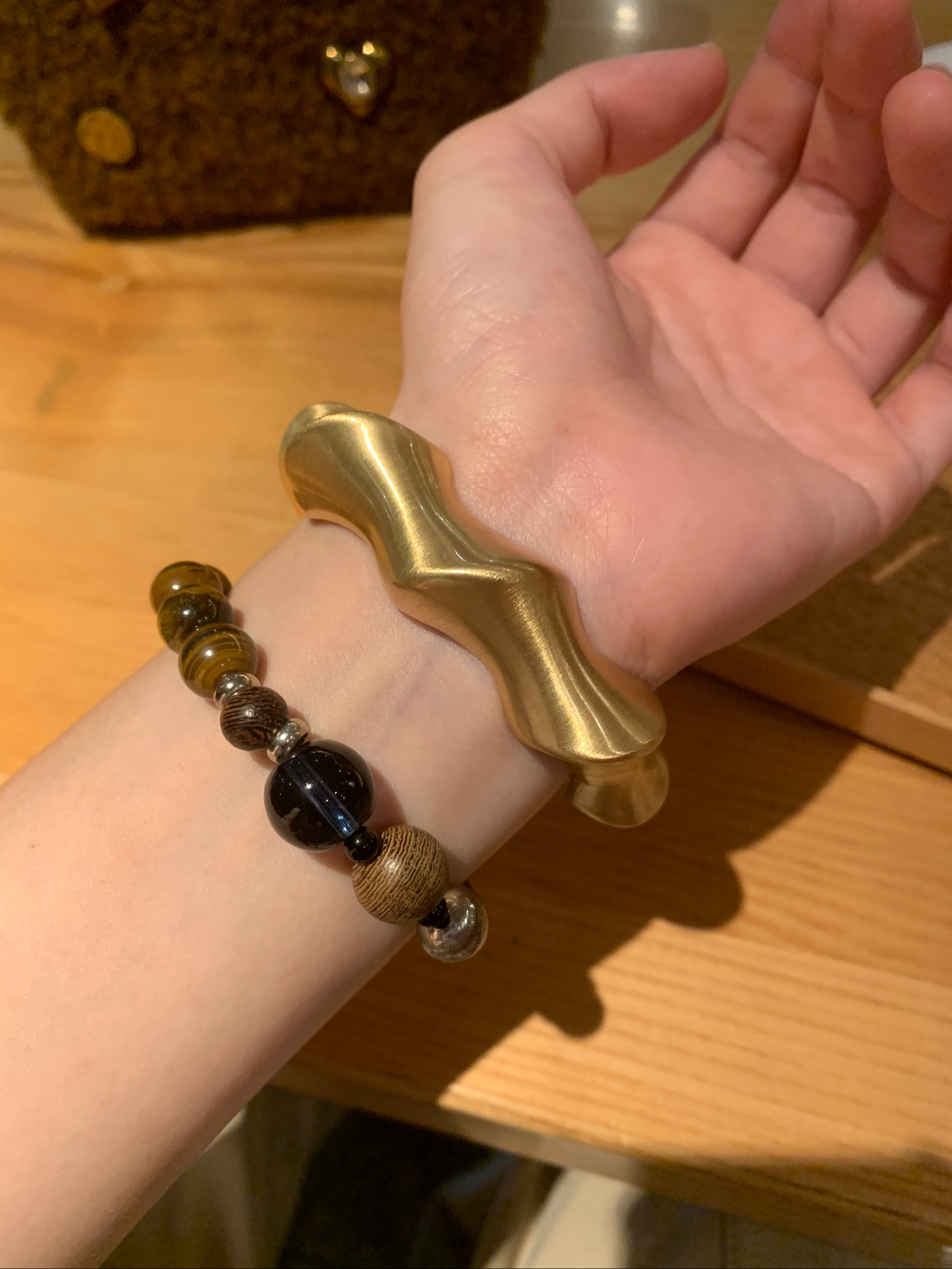 高级感金色拉丝手镯叠戴虎眼石手串女小众高级感手链设计感手饰品